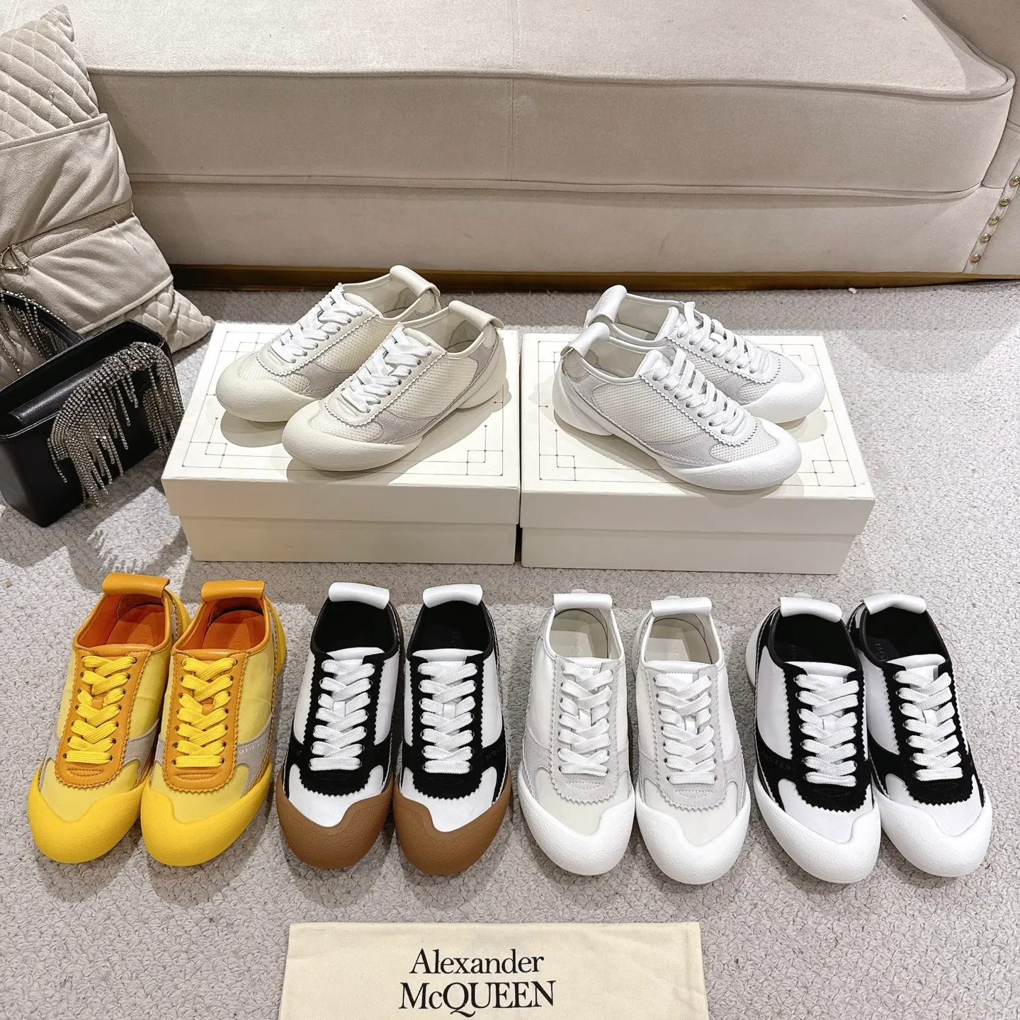 👟👟Ex-factory price 600👟👟 Men's size +10 2025 McQueen's new AIexanderMcQUEEN✅ The original quality has been certified! The original version is reproduced 1:1, and the latest lace-up casual shoes are released simultaneously. • McQueen logo • Round toe box • Lightweight segmented sole design, made of imported stretch breathable fabric + grained cowhide, soft inner lining and insole, comfortable for walking and not stuffy on the feet. Five colors: black/white·white·off-white·black/brown·yellow Fabric: grained cowhide + stretch fabric + cow suede Insole: imported sheepskin Women’s model: 35–40 (40 for women is not returnable) Men’s model: 39–45 (45 for men is not returnable)